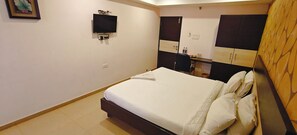 Habitación Deluxe doble, vistas a la ciudad | Espacio para trabajar con un portátil y wifi gratis