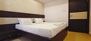 Suite junior, vistas a la ciudad | Espacio para trabajar con un portátil y wifi gratis