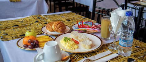 Daily continental breakfast (EUR 2500 per person)