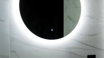 Apartament Deluxe | Bany | Articles de tocador gratuïts, assecador de cabells, tovalloles i sabó