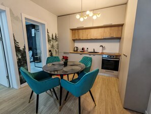 Deluxe Apartment | Private kitchen | Fridge, oven, cookware/dishes/utensils