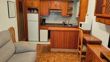 Een koelkast, een magnetron, een kookplaat