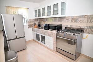 Refrigerador, microondas, parrilla de estufa y cafetera y tetera