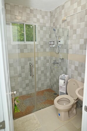 Shower, towels, soap, toilet paper - Lovely 3-bedroom apartment with AC in Imbert (Imbert)