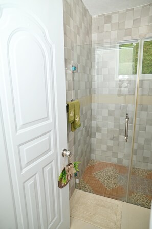 Een douche, handdoeken, zeep, toiletpapier