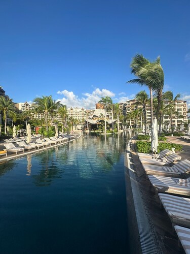 Deluxe Ocean View Suite – The Ultimate Luxury Experience in Cancún