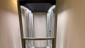 Een moderne lift met een metalen afwerking, en de merknaam 'Stiltz' is bovenaan te zien.