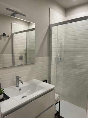 Shower, hair dryer, bidet, towels - MEL'S HOUSE-MILAN CATHEDRAL-HISTORICAL CENTER (Milano)
