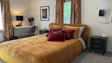 2 bedrooms, iron/ironing board, internet, bed sheets