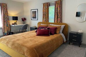 2 bedrooms, iron/ironing board, internet, bed sheets