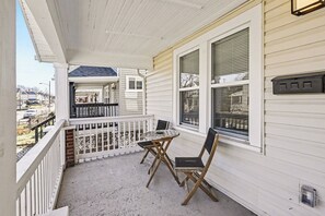 Outdoor dining - Free Parking, Work Desk, 2BR, 5 min to downtown Columbus (Columbus)