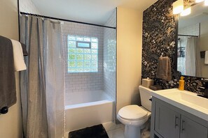 Secadora de cabello, toallas, jabón, papel de baño 