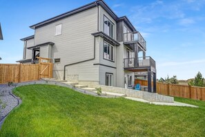Exterior - 2BR Walkout Home Backing onto Pond (Edmonton)