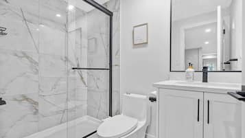 Regadera, toallas, jabón, shampoo