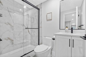 Regadera, toallas, jabón, shampoo 