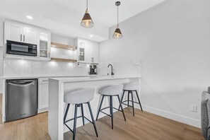 ثلاجة، ميكروويف، غسالة أطباق، ماكينة لصنع القهوة/الشاي