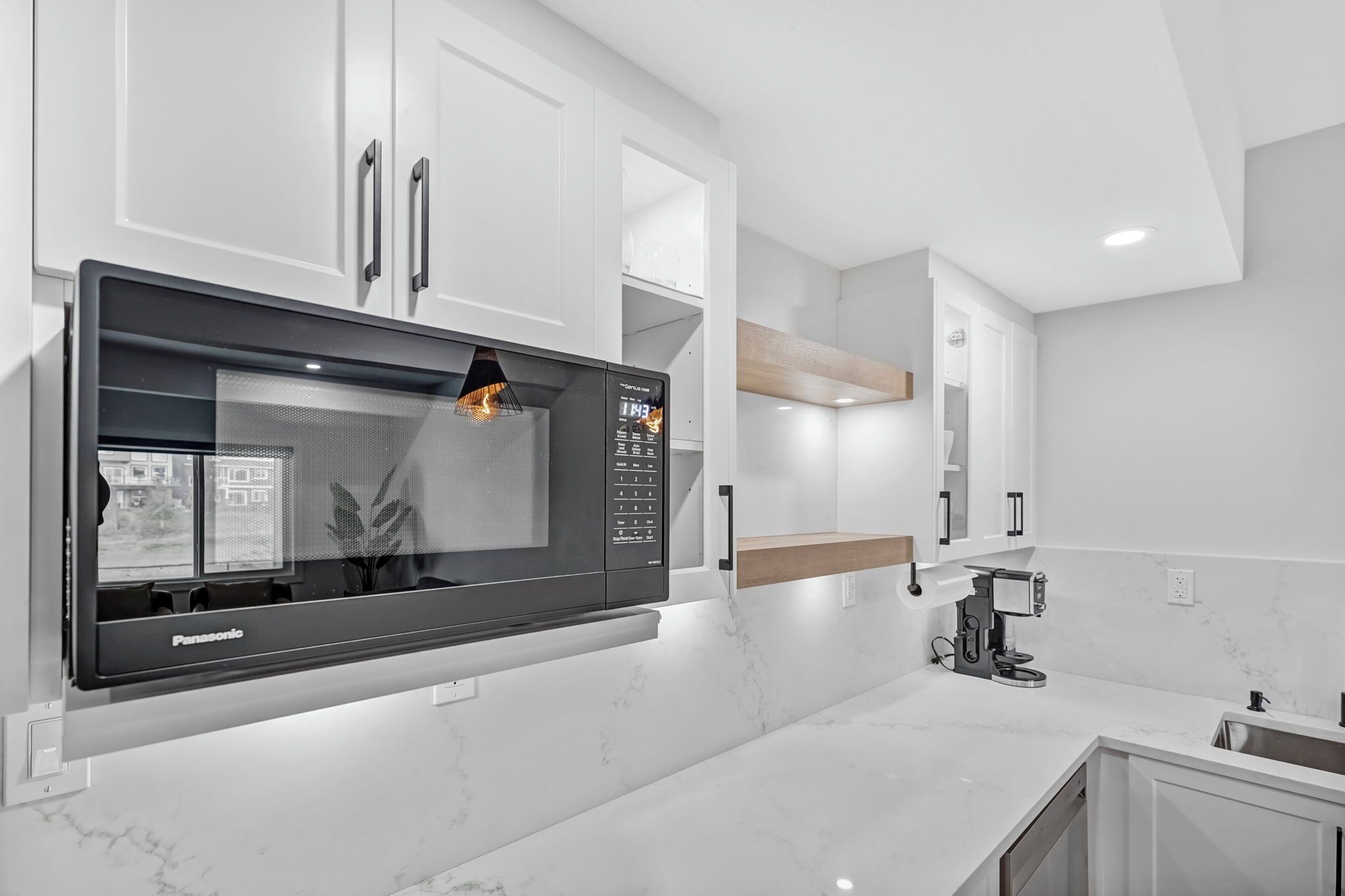 Refrigerador, microondas, lavavajillas y cafetera y tetera 