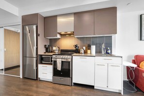 ثلاجة، ميكروويف، فرن، موقد طهي مسطح