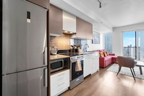 Réfrigérateur, micro-ondes, four, plaque de cuisson