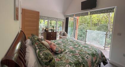 Owl Cabin, Home near Matlock, Derbyshire. Private Woodfired Hot Tub