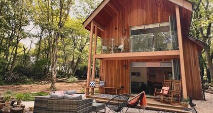 Owl Cabin, Home near Matlock, Derbyshire. Private Woodfired Hot Tub