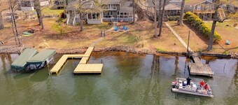 Fantastic 4-bedroom Home on Lake Bowen