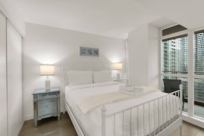 2 chambres, bureau, fer et planche à repasser, lit parapluie