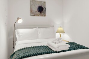 2 عدّة غرف نوم ومكتب ومكواة/لوح كي وسرير سفر