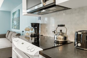 Réfrigérateur, micro-ondes, four, plaque de cuisson