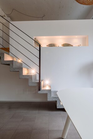A modern staircase with integrated lighting, a white wall, and a minimalist design. - Loft Kala Zèna - La Maddalena (La maddalena)