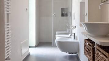 Dusche, Haartrockner, Bidet, Handtücher