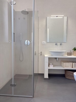 Shower, hair dryer, bidet, towels - Trullo Uliveto Prestige - Ostuni (Ostuni)