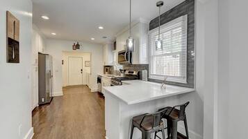 Een koelkast, een microgolfoven, een oven, een kookplaat