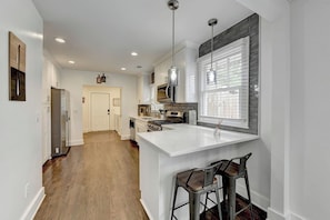 Een koelkast, een microgolfoven, een oven, een kookplaat