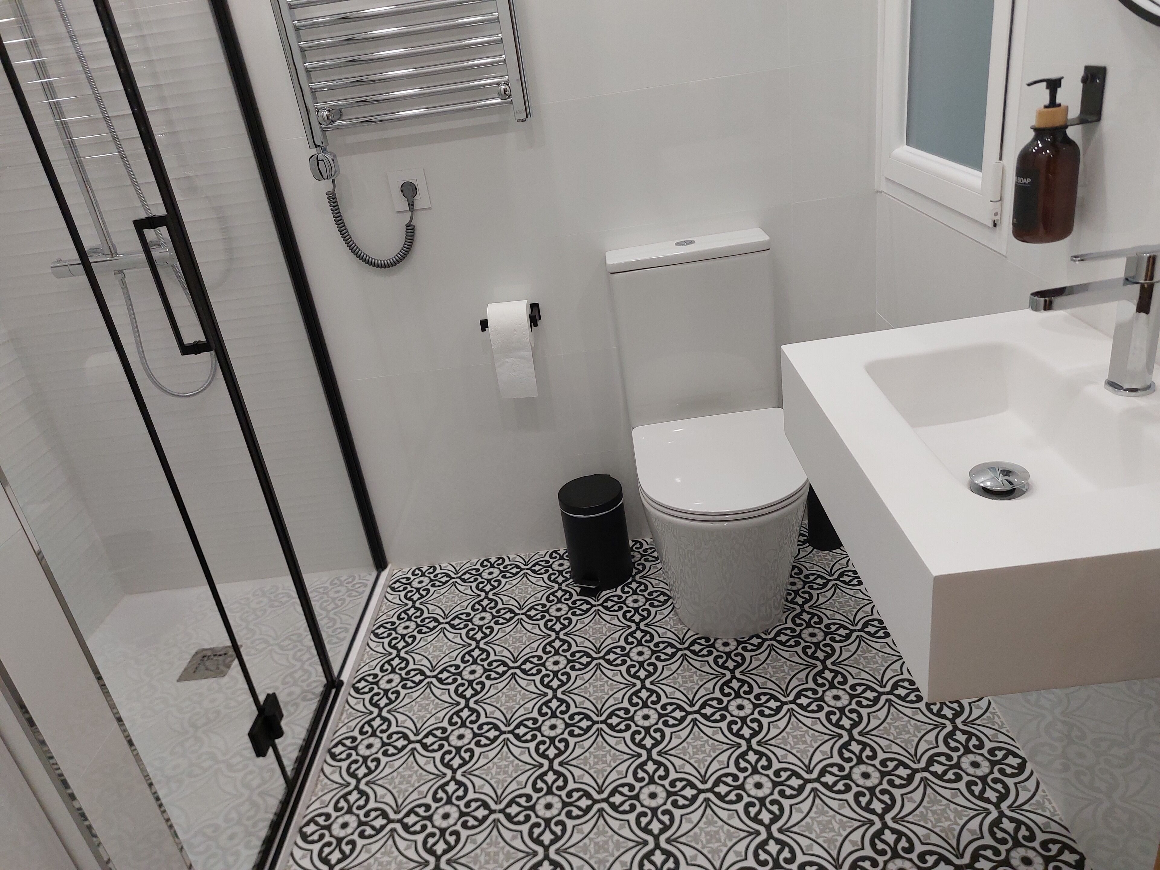 Een douche, een haardroger, handdoeken, zeep