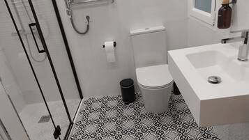 Douche, sĂšche-cheveux, serviettes fournies, savon