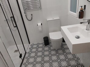 Douche, sèche-cheveux, serviettes fournies, savon