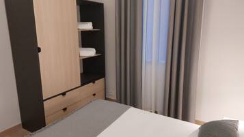 2 slaapkamers, een strijkplank/strijkijzer, internet, beddengoed