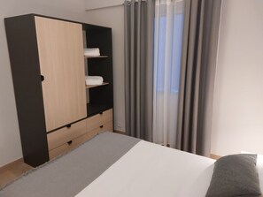 2 bedrooms, iron/ironing board, Internet, bed sheets