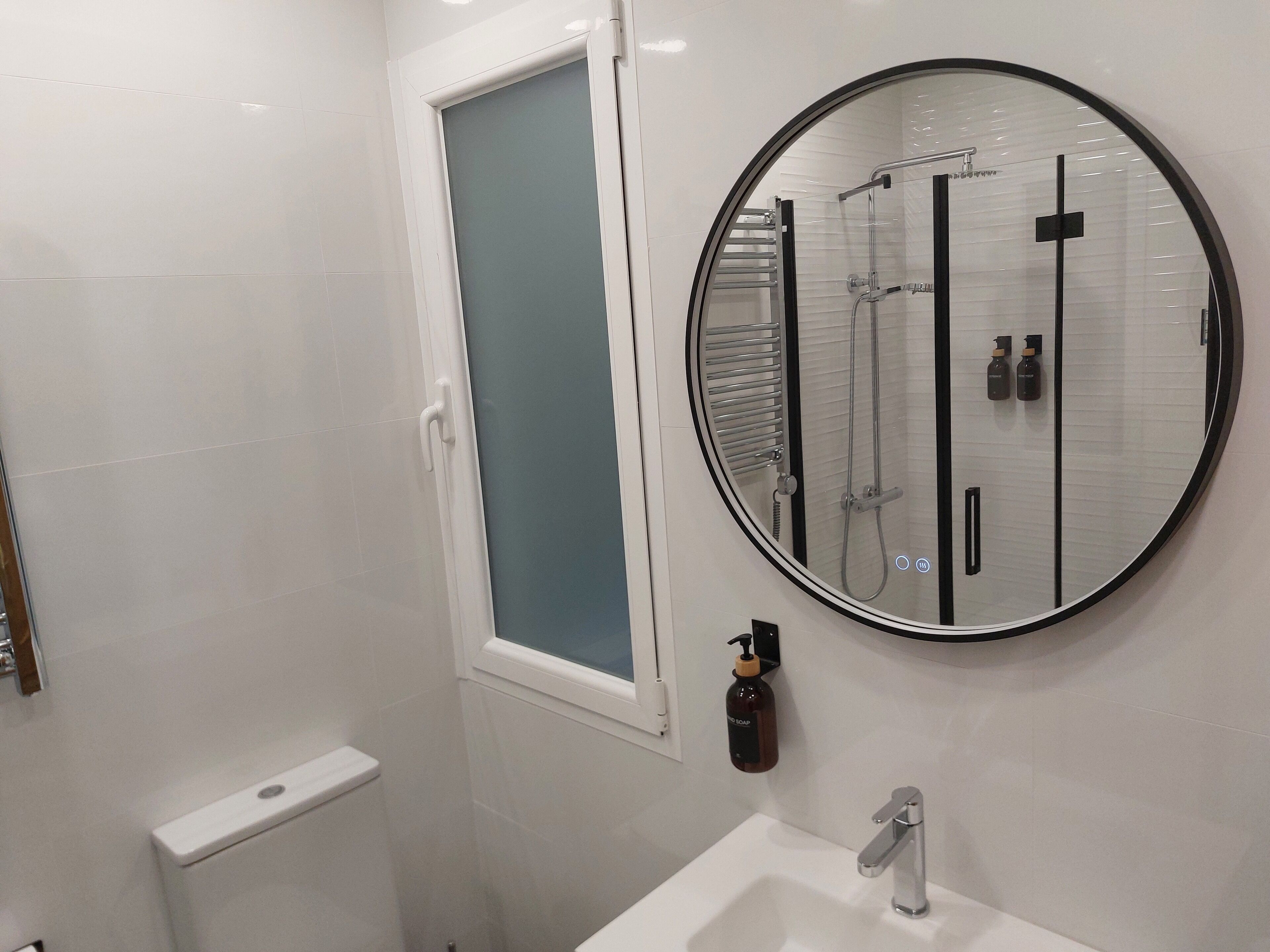 Een douche, een haardroger, handdoeken, zeep