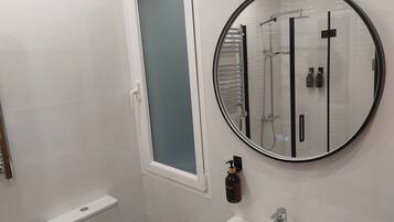 Douche, sĂšche-cheveux, serviettes fournies, savon