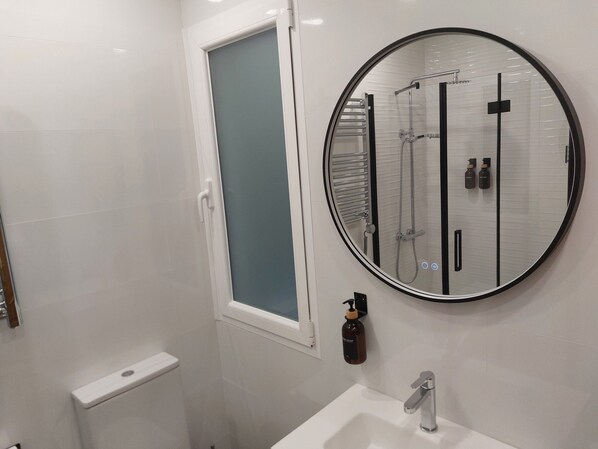 Douche, sèche-cheveux, serviettes fournies, savon