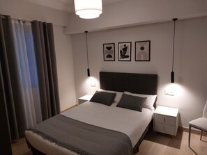 2 slaapkamers, een strijkplank/strijkijzer, internet, beddengoed