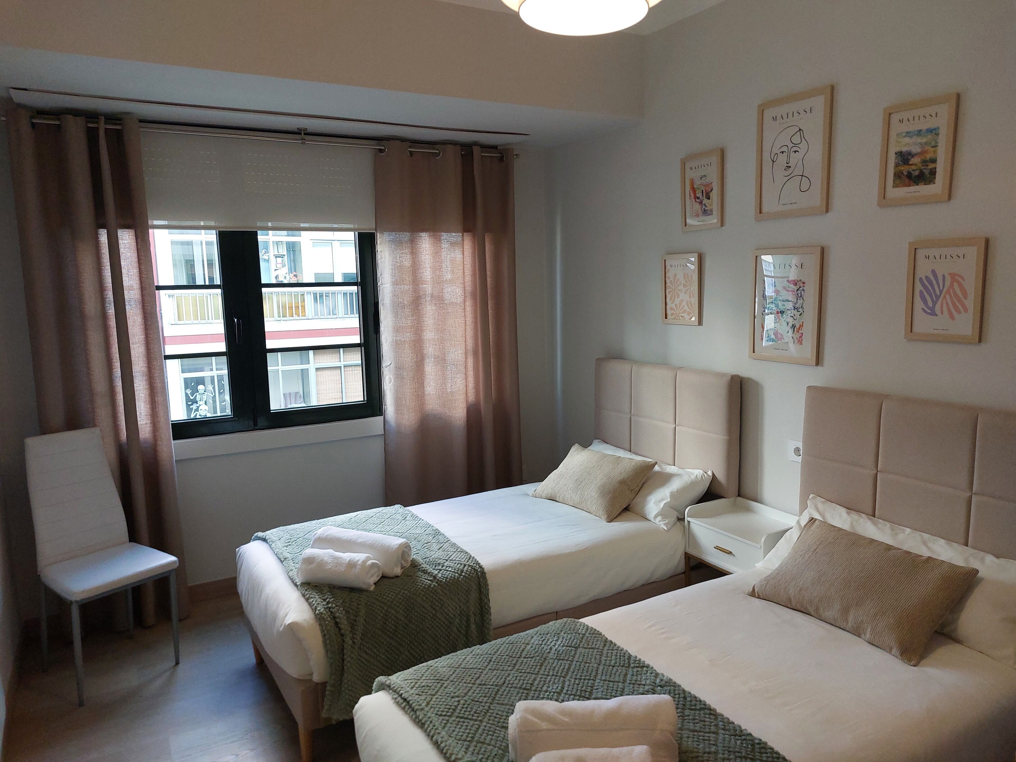 2 slaapkamers, een strijkplank/strijkijzer, internet, beddengoed