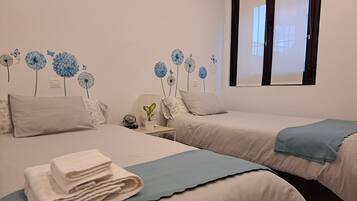 2 slaapkamers, een strijkplank/strijkijzer, gratis wifi, beddengoed