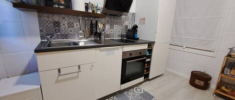 冷蔵庫、電子レンジ、オーブン、コンロ