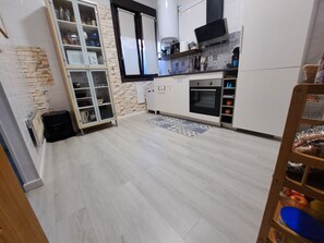 Réfrigérateur, four à micro-ondes, un four, surface de cuisson