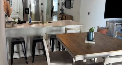 A Fancy Flamingo Historic Downtown Melbourne 5 minute drive Beaches and Airport