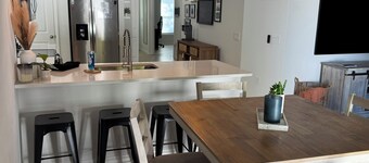 A Fancy Flamingo Historic Downtown Melbourne 5 minute drive Beaches and Airport