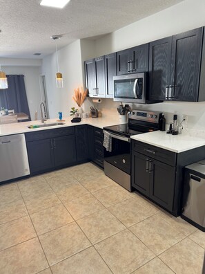 Refrigerador, microondas, horno, placa de cocina